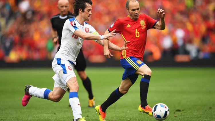 tomas-rosicky-andres-iniesta